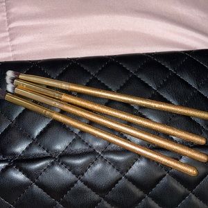 MAKEUP BRUSHES